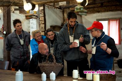 Крава удря Андрей, водещият се страхува от козите във „Фермата”