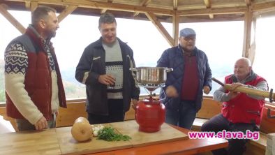 Андре Токев и Събин Ранков опитват автентично родопско чеверме