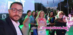 Сладолед от боб и хайвер върху бял шоколад на партито на бТВ