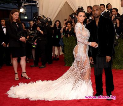 slava.bg : Ким Кардашиян също беше доста разголена. Роклята е на Roberto Cavalli slava.bg : Ким Кардашиян също беше доста разголена. Роклята е на Roberto Cavalli