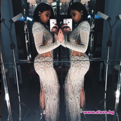 slava.bg : Кайли Дженър пусна кадър от асансьора в роклята си Balmain, като по-късно сподели, че краката ѝ са разранени от металните нишки в тоалета ѝ. slava.bg : Кайли Дженър пусна кадър от асансьора в роклята си Balmain, като по-късно сподели, че краката ѝ са разранени от металните нишки в тоалета ѝ.