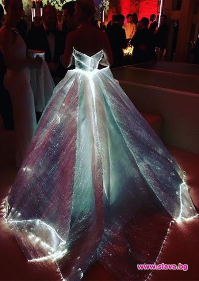 slava.bg : Клеър Дейнс блестеше в роклята на Zac Posen, която свети в тъмното и я превърна в истинска Пепеляшка. slava.bg : Клеър Дейнс блестеше в роклята на Zac Posen, която свети в тъмното и я превърна в истинска Пепеляшка.