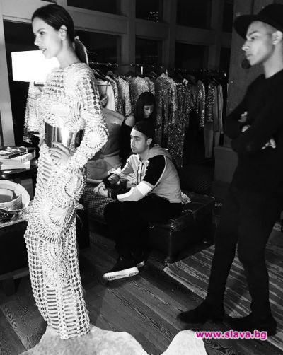 slava.bg : Александра Амброзио пусна снимка от последните проби с дизайнера на Balmain Оливие Рустейн, създал тази рокля специално за моделката. slava.bg : Александра Амброзио пусна снимка от последните проби с дизайнера на Balmain Оливие Рустейн, създал тази рокля специално за моделката.