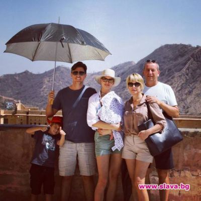 slava.bg : Каролина Куркова с мъжа си, двамата им сина и нейните родители slava.bg : Каролина Куркова с мъжа си, двамата им сина и нейните родители