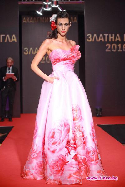 slava.bg : Мила Христова – лице на Златна игла 2016 в рокля на дизайнерката София Борисова slava.bg : Мила Христова – лице на Златна игла 2016 в рокля на дизайнерката София Борисова