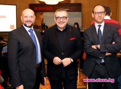slava.bg : Алесандро Сфорца, проф. Любомир Стойков и Фабрицио Нуцифора (от ляво на дясно). slava.bg : Алесандро Сфорца, проф. Любомир Стойков и Фабрицио Нуцифора (от ляво на дясно).