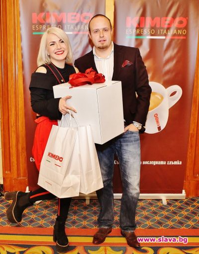 slava.bg : Поли Генова и Даниел Ташев, който ѝ връчи подаръка от KIMBO. slava.bg : Поли Генова и Даниел Ташев, който ѝ връчи подаръка от KIMBO.