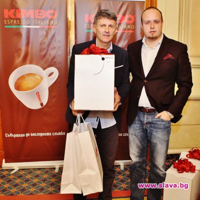 slava.bg : Петър Попангелов и Даниел Ташев, който му връчи подаръка от KIMBO. slava.bg : Петър Попангелов и Даниел Ташев, който му връчи подаръка от KIMBO.