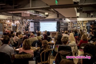 slava.bg : Авторът Хули Леонис представя новата си книга Уроците на Сатурн пред пълния салон в Литературен клуб Перото slava.bg : Авторът Хули Леонис представя новата си книга Уроците на Сатурн пред пълния салон в Литературен клуб Перото