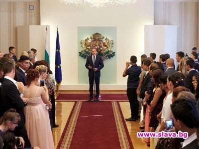 slava.bg : Президентът Румен Радев посреща абитуриентите в неравностойно положение в Гербова зала. slava.bg : Президентът Румен Радев посреща абитуриентите в неравностойно положение в Гербова зала.