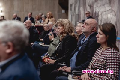 slava.bg : Вицепрезидентът Илияна Йотова, до нея – художникът Петър Мичев slava.bg : Вицепрезидентът Илияна Йотова, до нея – художникът Петър Мичев